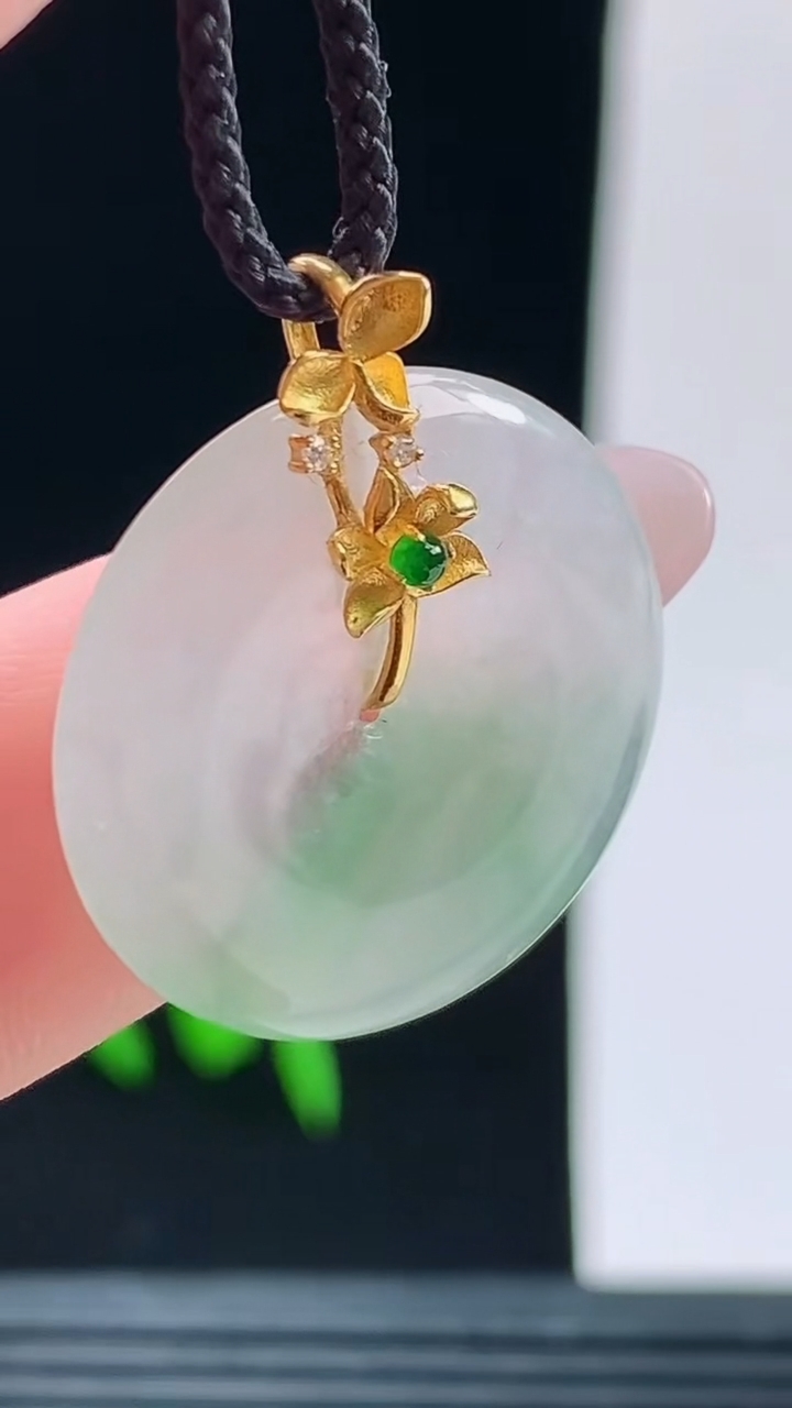 天然A货翡翠平安扣吊坠，尺寸21.7-3.3重量:3.45g
10月9日