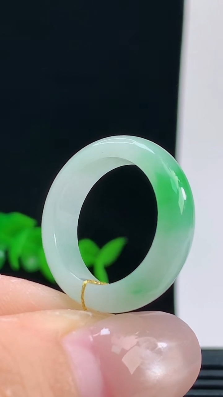 天然A货翡翠玉指环戒指，尺寸17.2-5.6-3.5重量:3.66g 10072026年10月9日
工厂直销收藏佳品,种好水足，色泽均匀，有种有色，上手高大气！