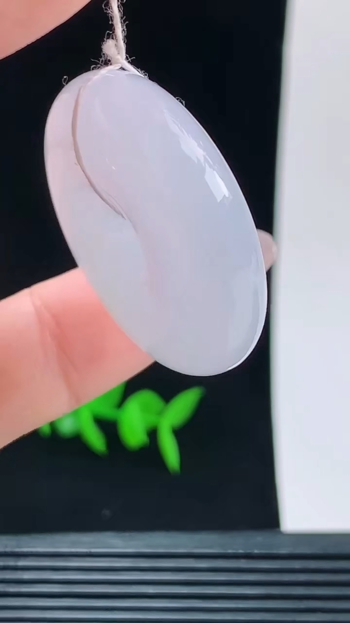 天然A货翡翠紫罗兰平安扣吊坠，尺寸32.7-9.7重量:22.15g
10月9日