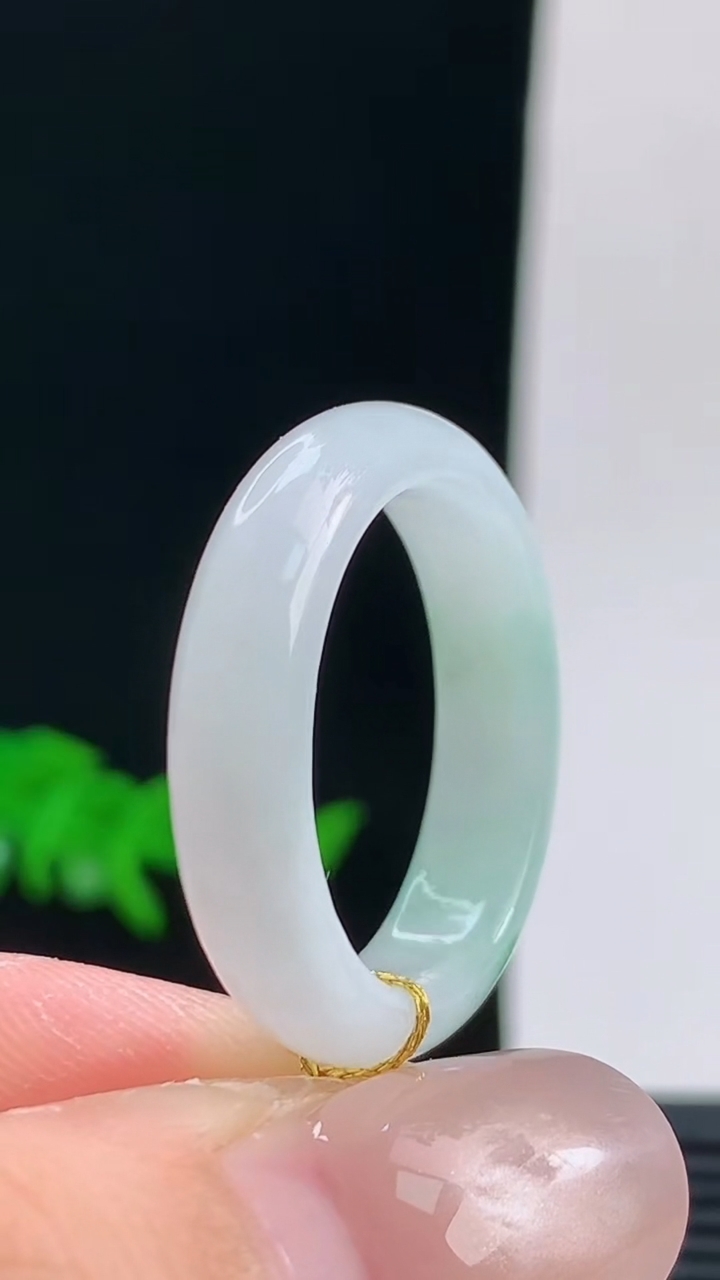 天然A货翡翠玉指环戒指，尺寸20.4-5.8-3.7重量:4.38g 10072026年10月9日
工厂直销收藏佳品,种好水足，色泽均匀，有种有色，上手高大气！