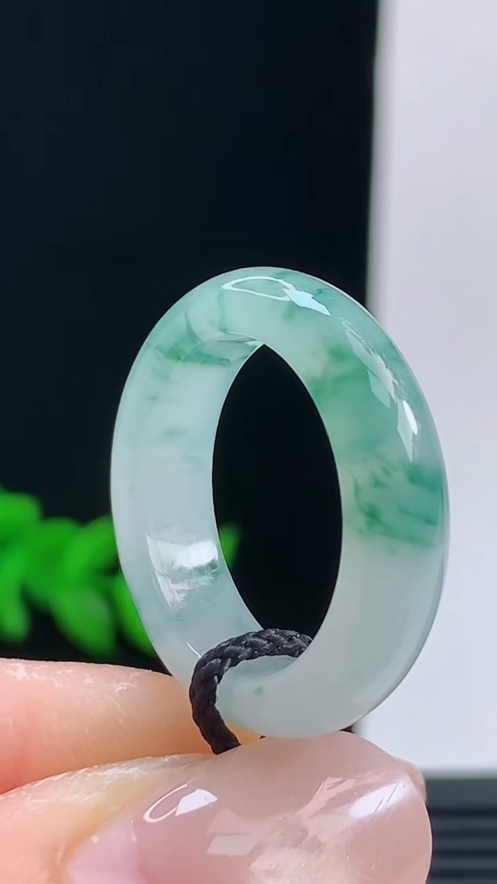天然A货翡翠冰种飘花玉指环戒指，尺寸17.9-5.7-3.6重量:4.00g 10072026年10月9日
工厂直销收藏佳品,种好水足，色泽均匀，有种有色，上手高大气！