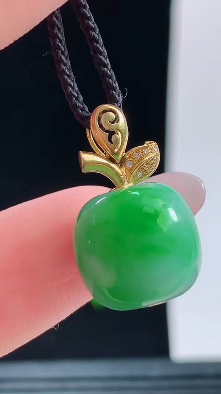 天然A货翡翠路路通吊坠，尺寸12.5-12.9重量:4.43g
10月9日