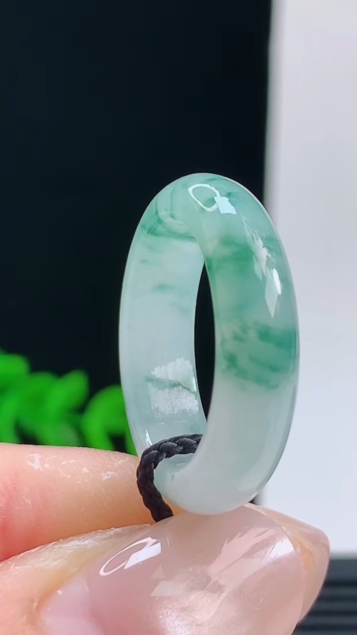 天然A货翡翠冰种飘花玉指环戒指，尺寸17.9-5.7-3.6重量:4.00g 10072026年10