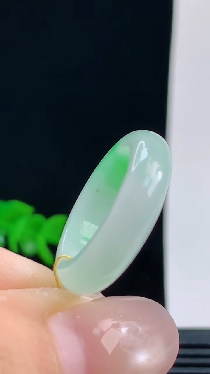 天然A货翡翠玉指环戒指，尺寸17.2-5.6-3.5重量:3.66g 10072026年10月9日
工厂直销收藏佳品,种好水足，色泽均匀，有种有色，上手高大气！