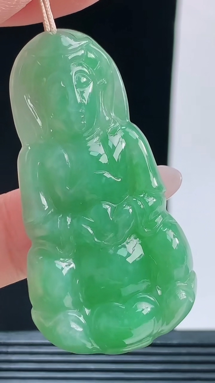 天然A货翡翠正装观音菩萨吊坠，尺寸54-27.8-7.4重量:19.12g
10月9日