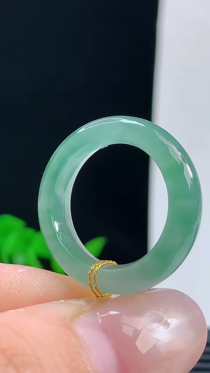 天然A货翡翠冰种飘花玉指环戒指，尺寸17.5-6-4.1重量:3.88g 10072026年10月9日
工厂直销收藏佳品,种好水足，色泽均匀，有种有色，上手高大气！