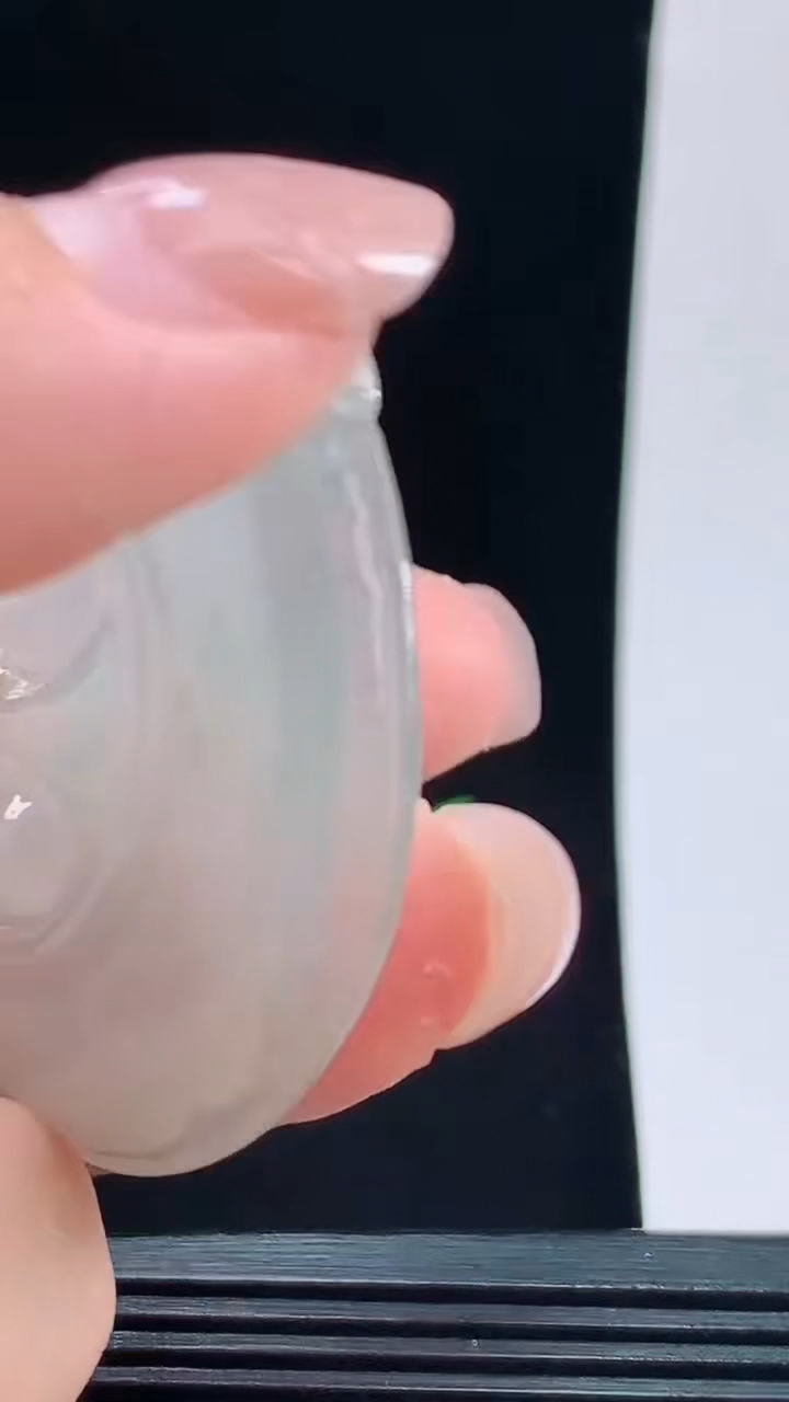 天然A货翡翠飘花如意吊坠，尺寸49-43.3-5.5重量:21.54g
10月9日