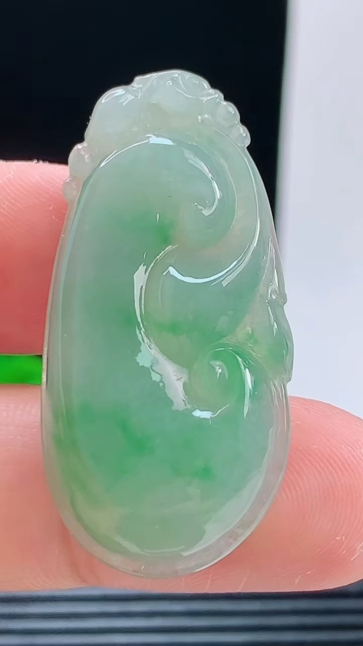 天然A货翡翠如意吊坠，尺寸42.2-20.4-6重量:9.31g
10月9日