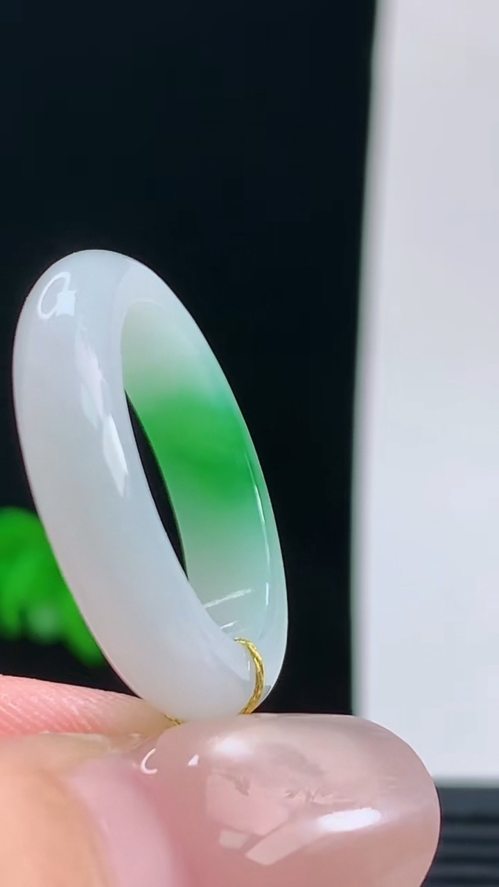 天然A货翡翠玉指环戒指，尺寸19.5-5.4-3.8重量:4.29g 10072026年10月9日
工厂直销收藏佳品,种好水足，色泽均匀，有种有色，上手高大气！