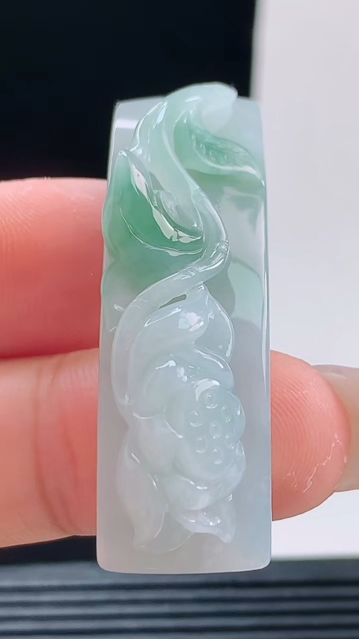 天然A货翡翠飘花莲花手牌吊坠，尺寸49.4-14.6-11.1重量:12.34
10月9日