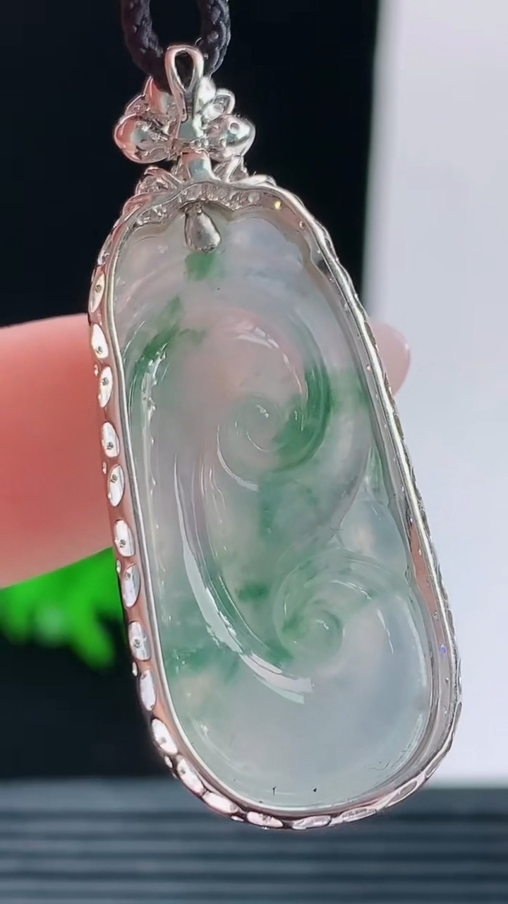 天然A货翡翠种飘花如意吊坠，尺寸41.8-16.4-8.1裸石31.9-15重量:5.80g
10月9日