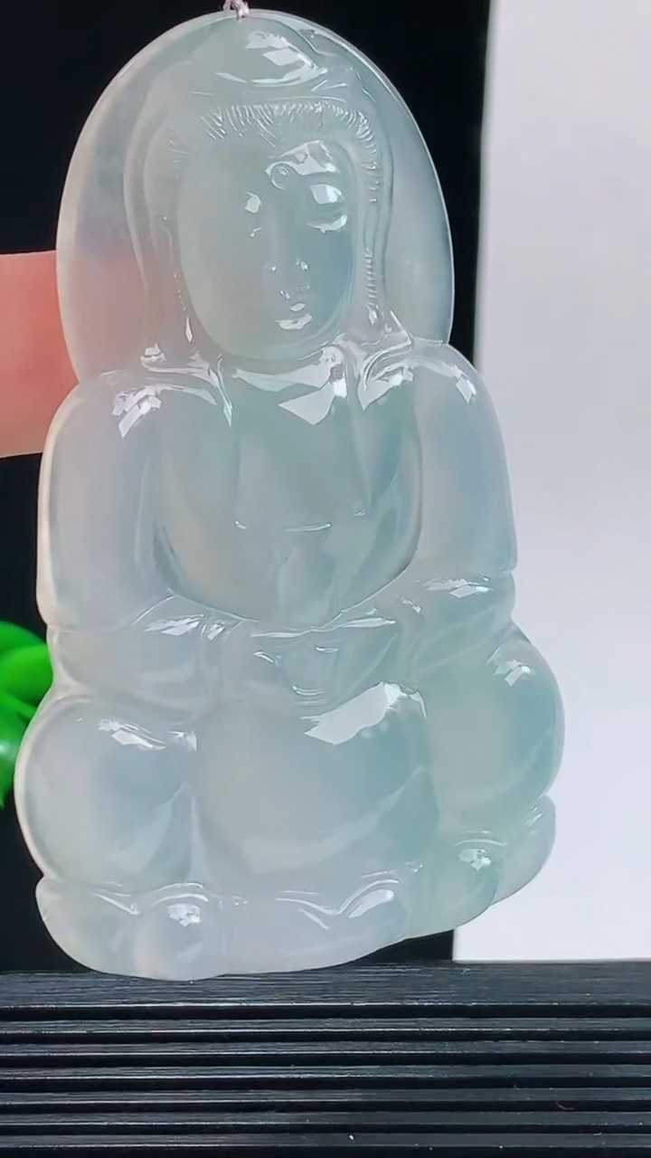 天然A货翡翠正装观音菩萨吊坠，尺寸68.7-42-6.2重量:31.02g
10月9日