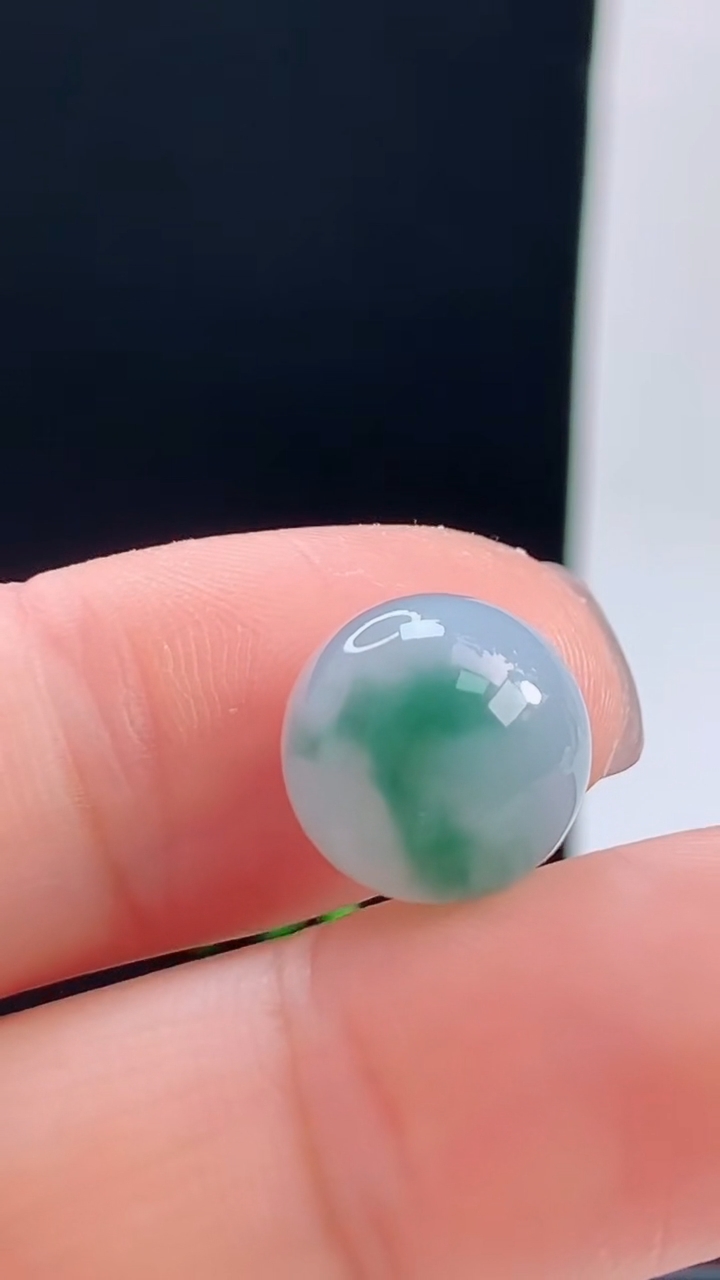 天然A货翡翠飘花圆珠镶嵌件，尺寸12.2重量:3.17
10月9日