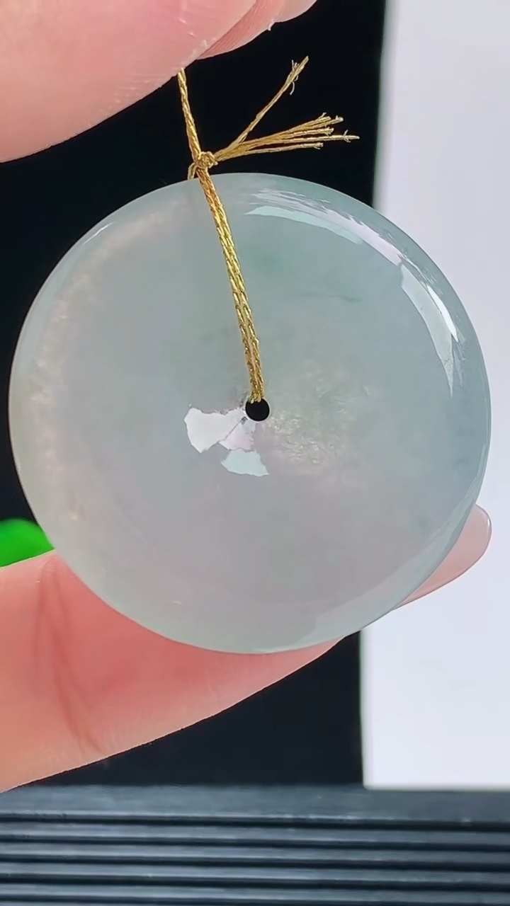 天然A货翡翠冰种飘花平安扣吊坠，尺寸32.3-5.4重量:11.79g
10月9日