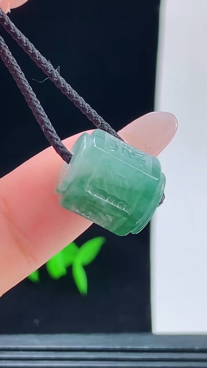 天然A货翡翠飘花六字真言路路通吊坠，尺寸13.5-11.1重量:3.86g
10月9日