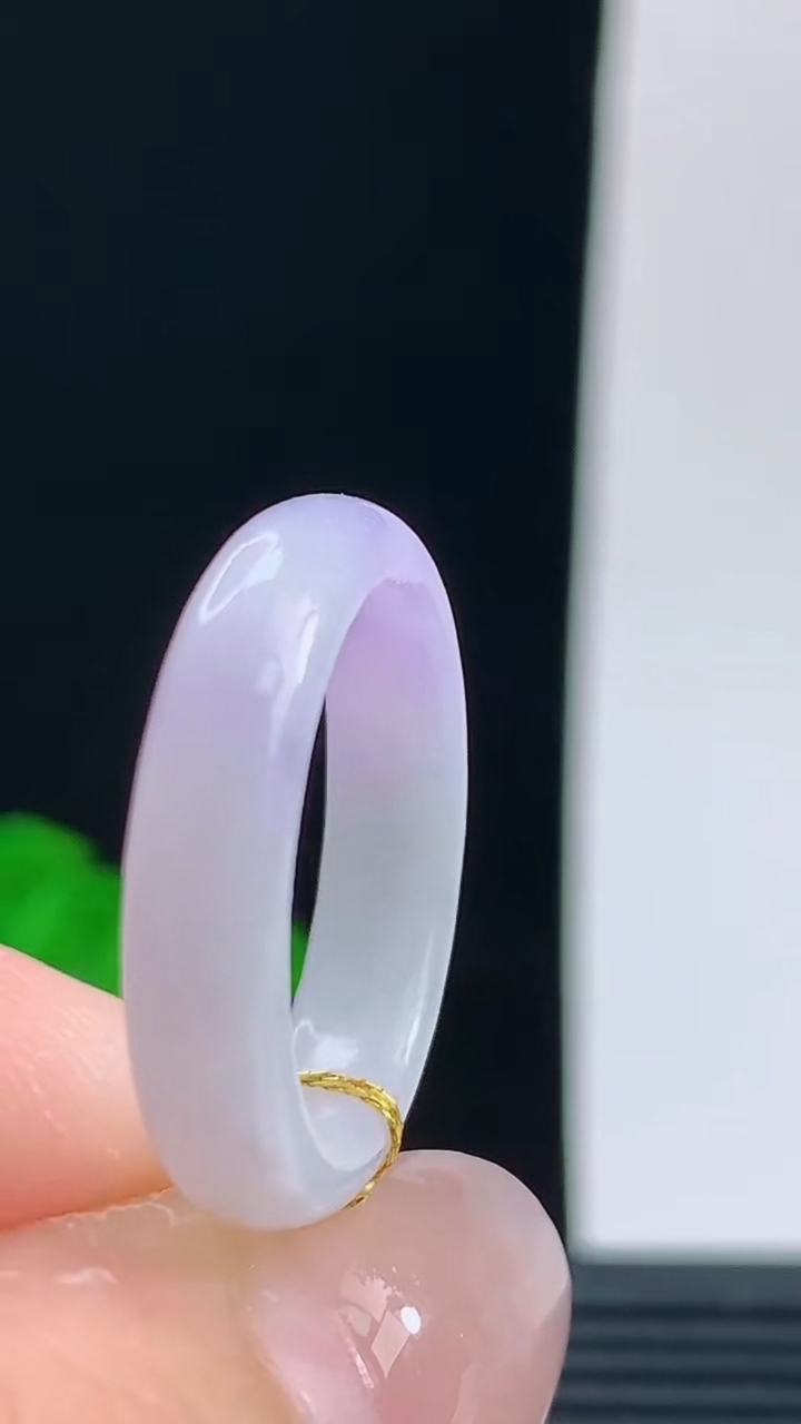 天然A货翡翠紫罗兰玉指环戒指，尺寸17.3-4.8-3.5重量:2.83g 10072026年10月9日
工厂直销收藏佳品,种好水足，色泽均匀，有种有色，上手高大气！