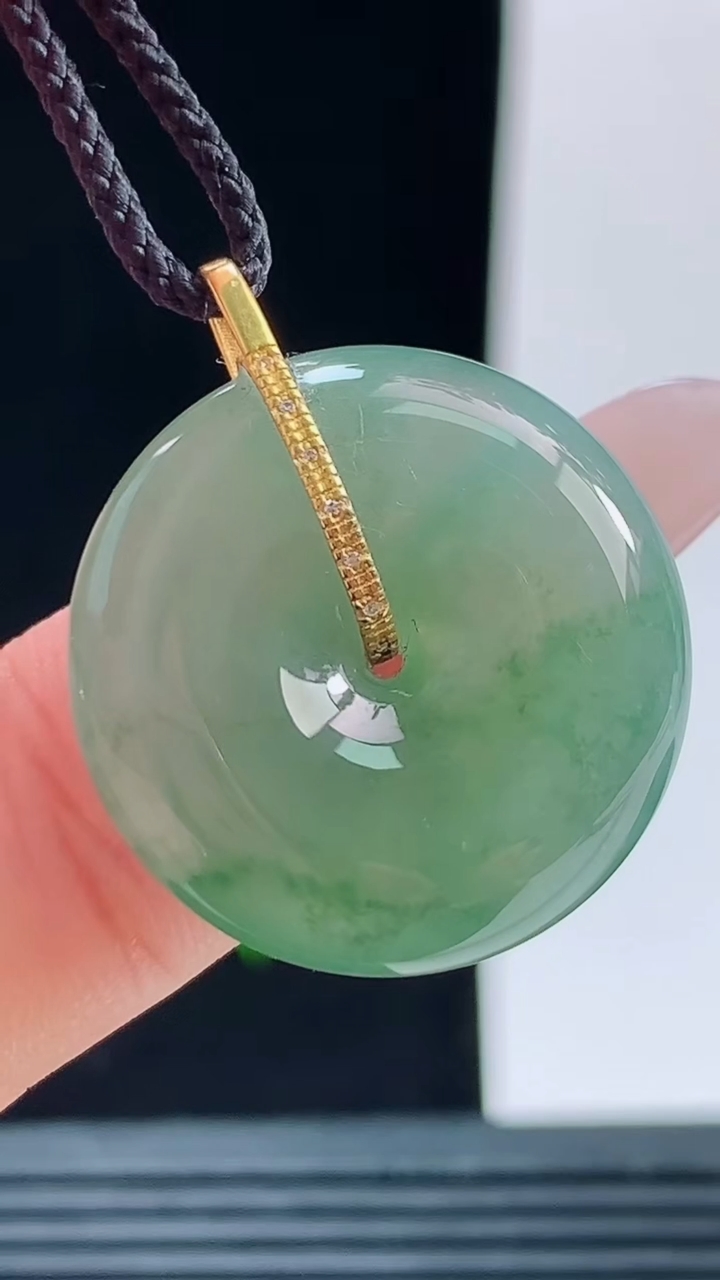 天然A货翡翠平安扣吊坠，尺寸22.4-7.2重量:6.58g
10月9日