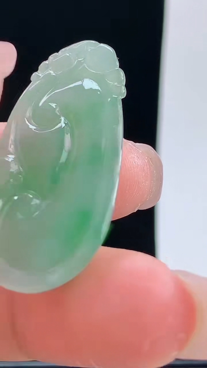 天然A货翡翠如意吊坠，尺寸42.2-20.4-6重量:9.31g
10月9日