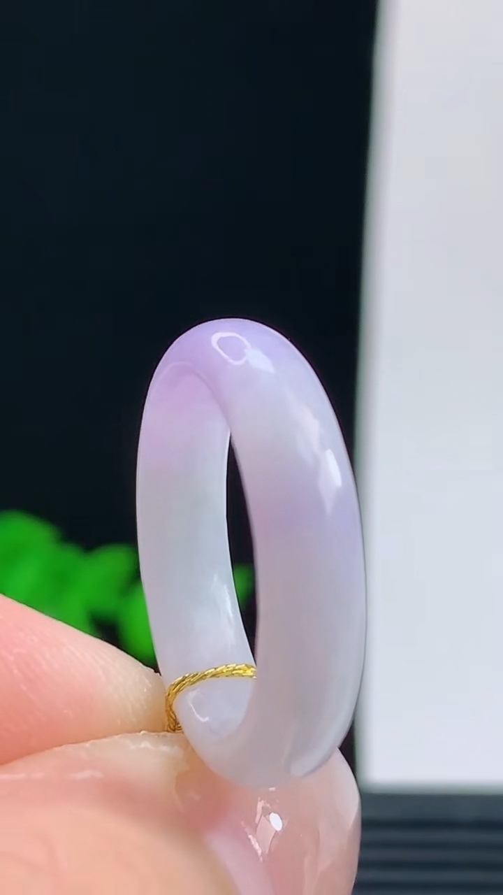 天然A货翡翠紫罗兰玉指环戒指，尺寸17.3-4.8-3.5重量:2.83g 10072026年10月9日
工厂直销收藏佳品,种好水足，色泽均匀，有种有色，上手高大气！