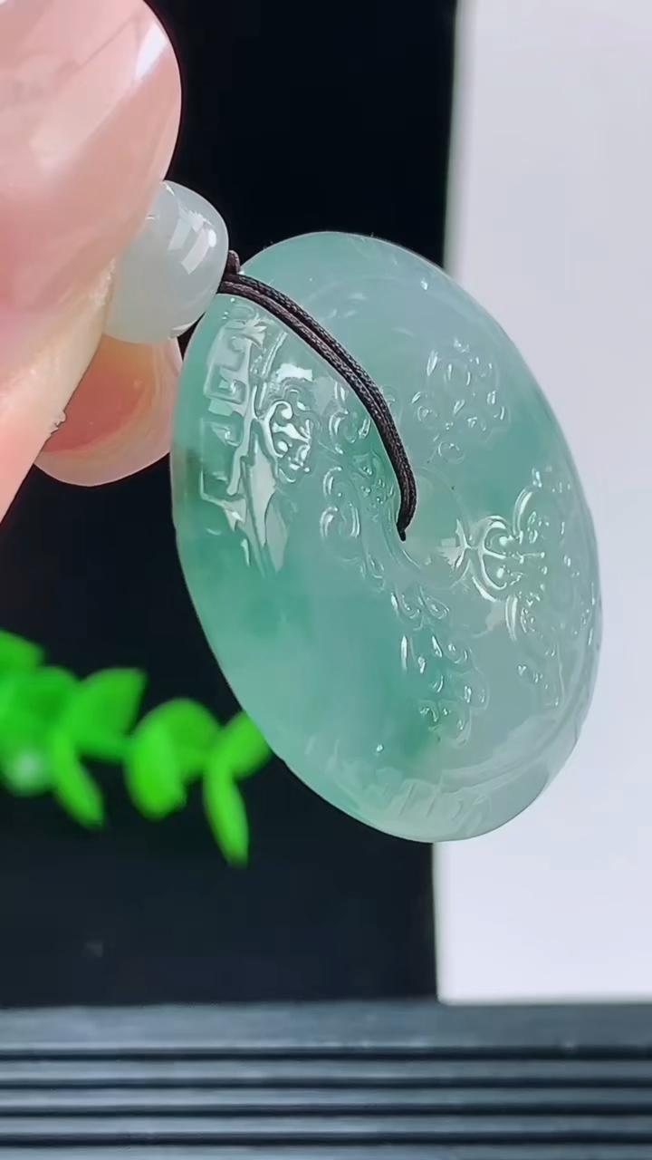 天然A货翡翠冰种飘花雕花平安扣吊坠，尺寸31.3-5.8重量:11.57g
10月9日