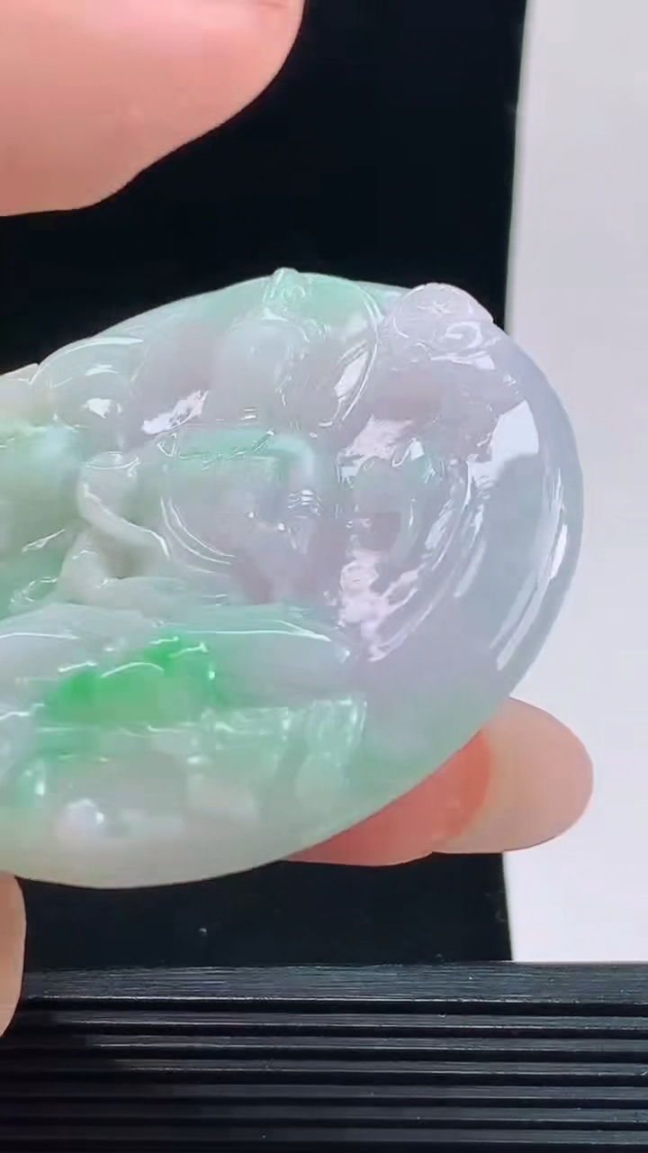 天然A货翡翠普贤菩萨吊坠，尺寸55.2-6.4重量:35.89g
10月9日