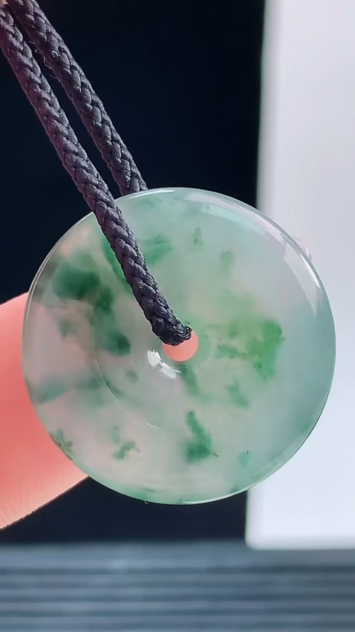 天然A货翡翠冰种飘花平安扣吊坠，尺寸21.2-3.6重量:3.30g
10月9日