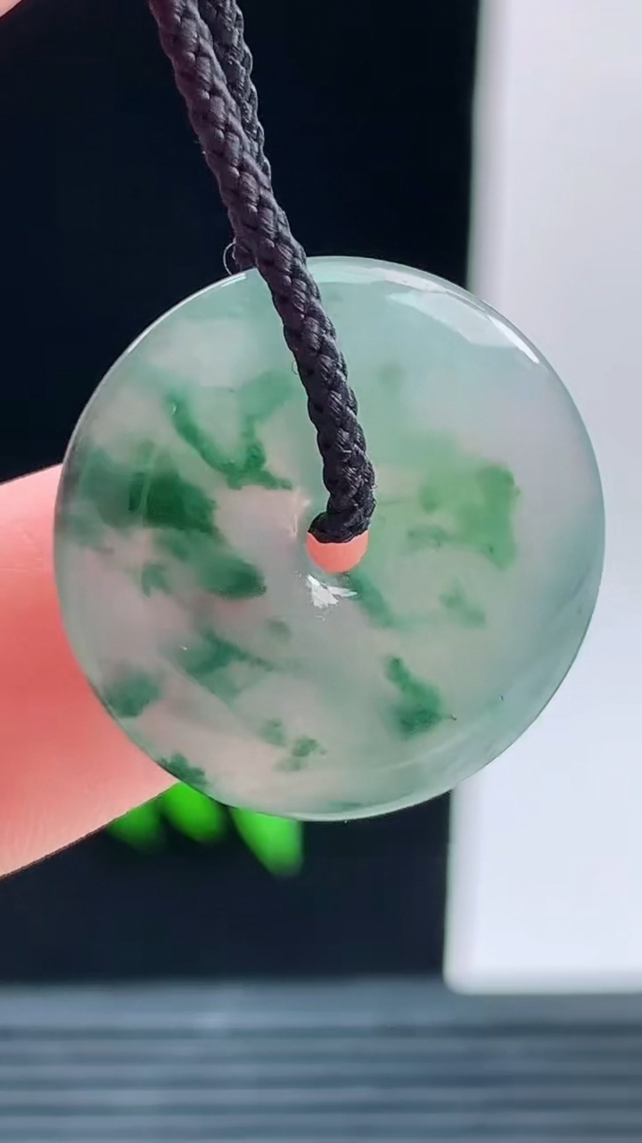 天然A货翡翠冰种飘花平安扣吊坠，尺寸21.2-3.6重量:3.30g
10月9日