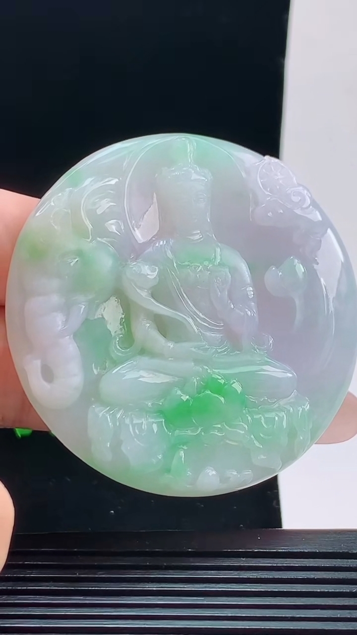 天然A货翡翠普贤菩萨吊坠，尺寸55.2-6.4重量:35.89g
10月9日