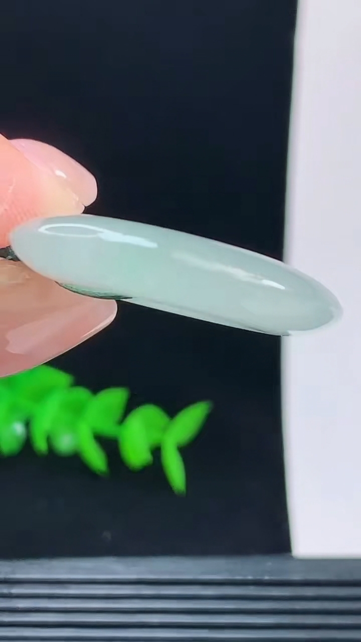 天然A货翡翠平安扣吊坠，尺寸30.1-6.1重量:11.08g
10月9日