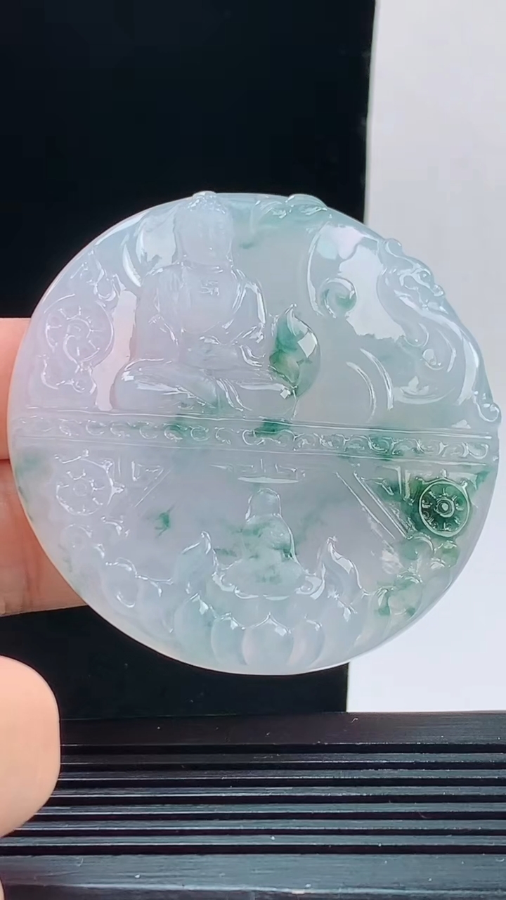 天然A货翡翠种飘花大日如来吊坠，尺寸56.1-5.6重量:37.87g
10月9日
