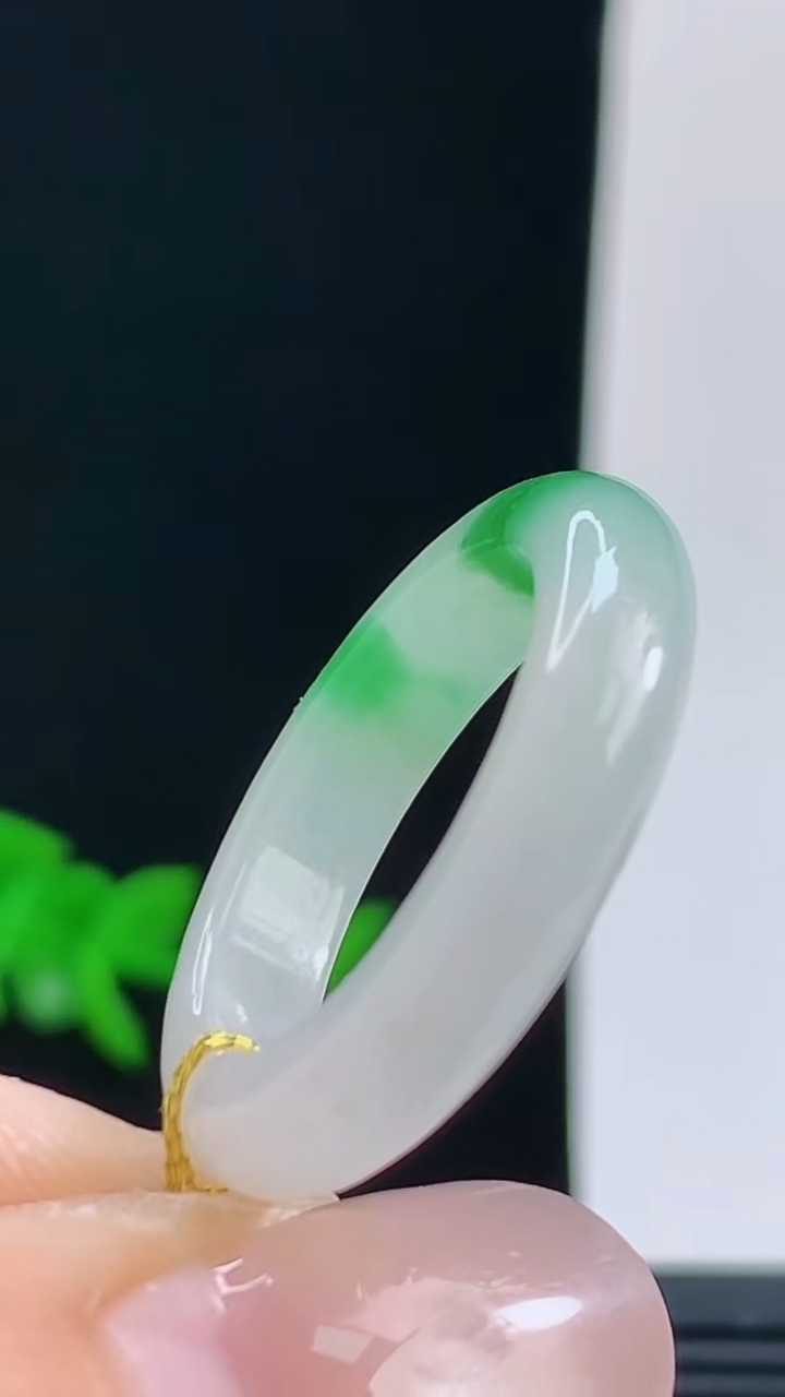 天然A货翡翠飘花玉指环戒指，尺寸19.2-5.3-4.1重量:4.46g 10072026年10月9日
工厂直销收藏佳品,种好水足，色泽均匀，有种有色，上手高大气！