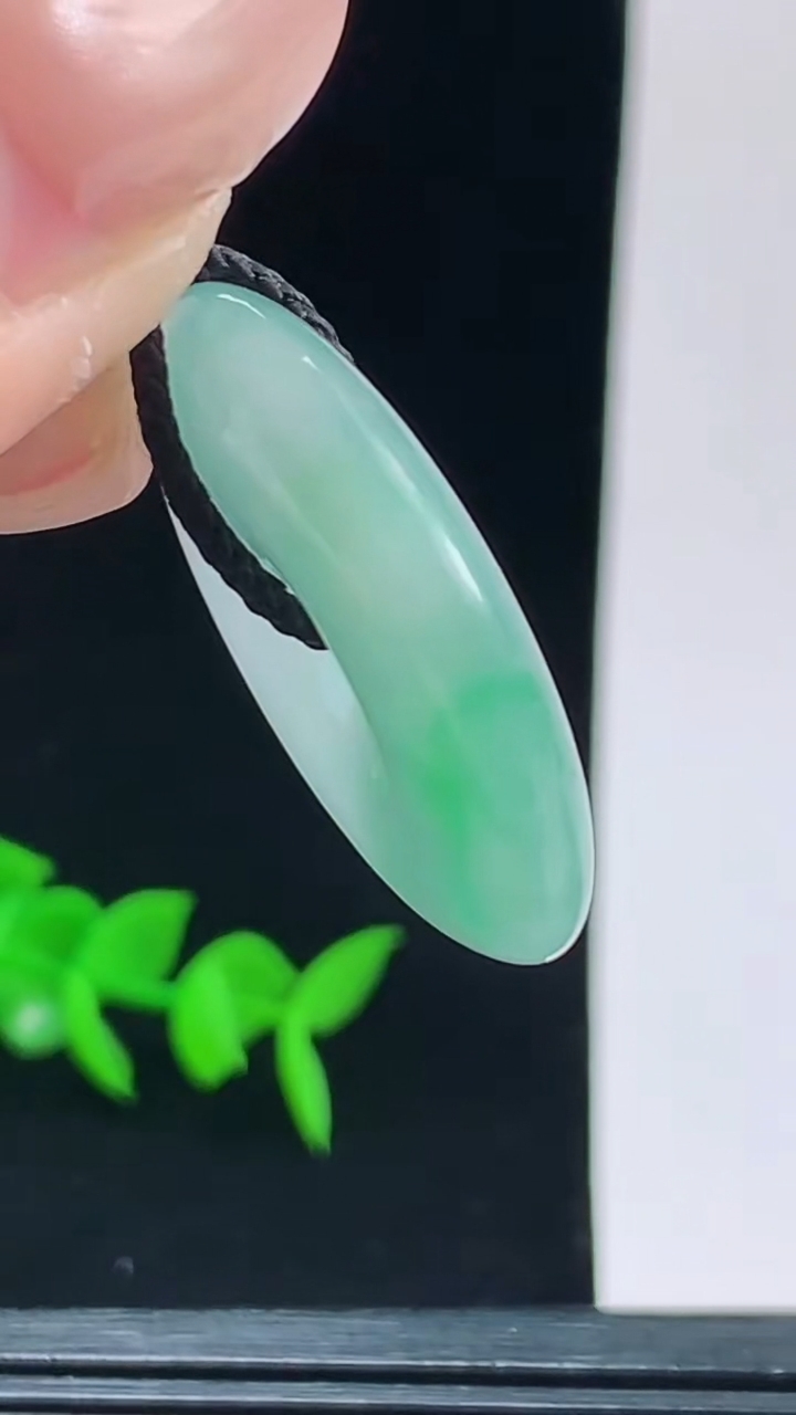 天然A货翡翠平安扣吊坠，尺寸29.8-6.4重量:11.44g
10月9日