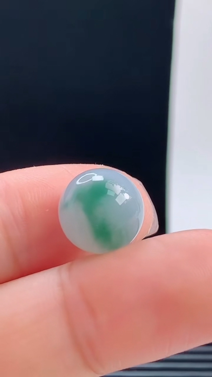 天然A货翡翠飘花圆珠镶嵌件，尺寸12.2重量:3.17
10月9日