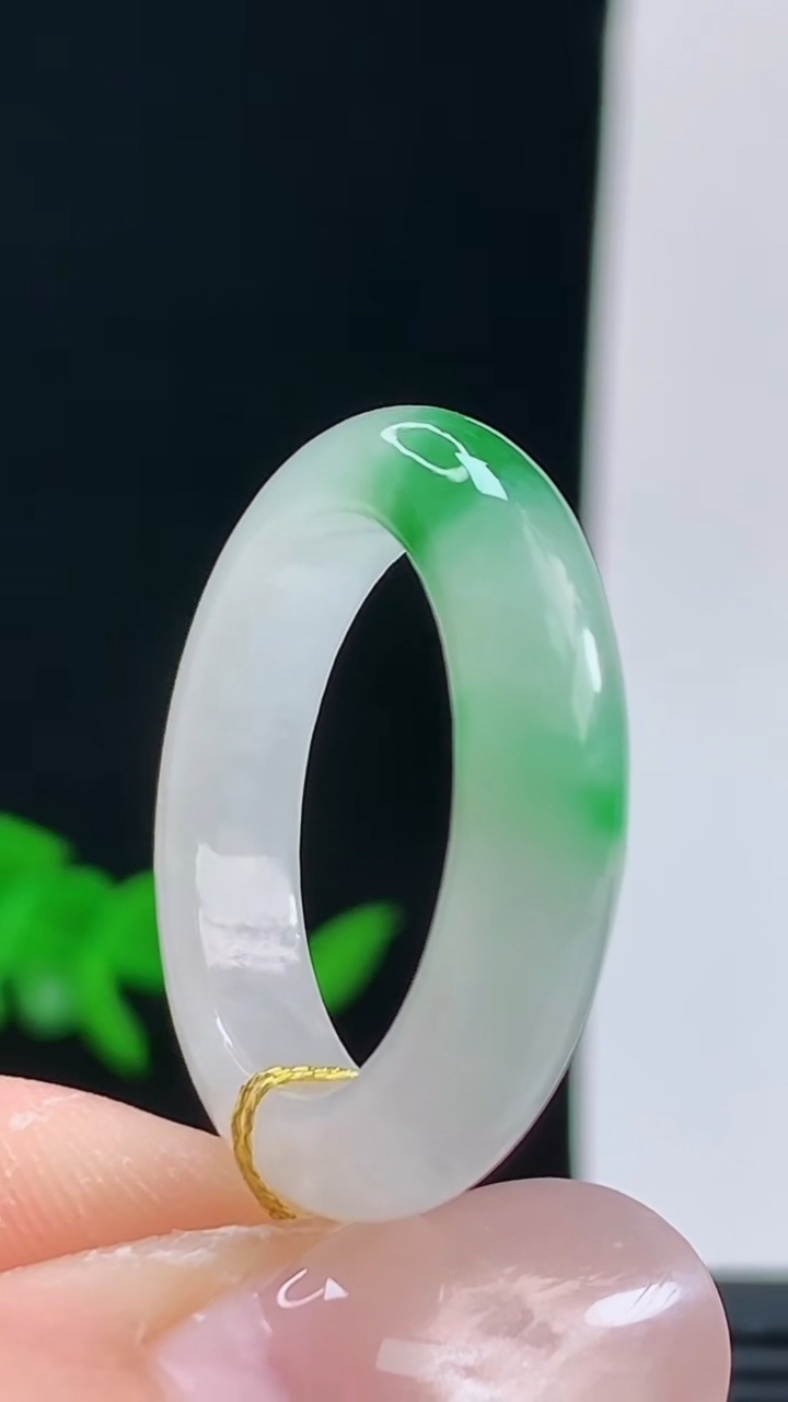 天然A货翡翠飘花玉指环戒指，尺寸19.2-5.3-4.1重量:4.46g 10072026年10月9
