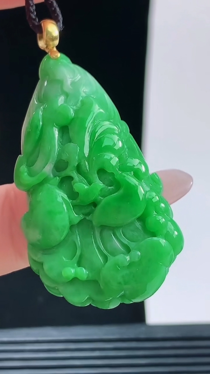 天然A货翡翠白菜吊坠，尺寸43-23.5-11.9重量:17.98g
10月9日