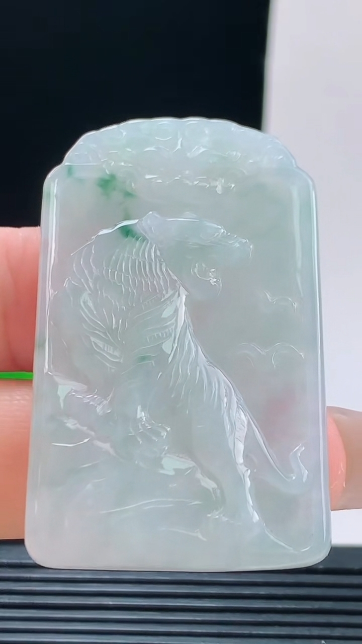 天然A货翡翠飘花生肖虎牌吊坠，尺寸50.2-31.7-5.4重量:20.70
10月9日