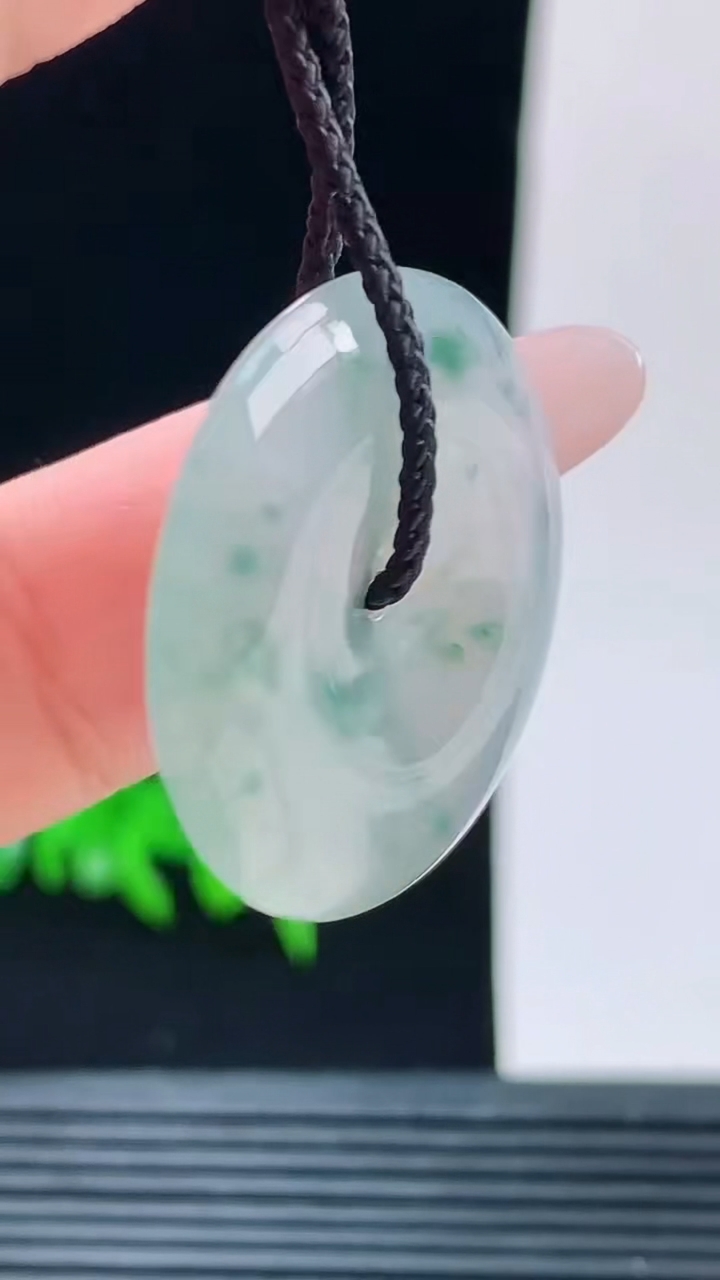 天然A货翡翠冰种飘花平安扣吊坠，尺寸27.7-4.6重量:6.87g
10月9日