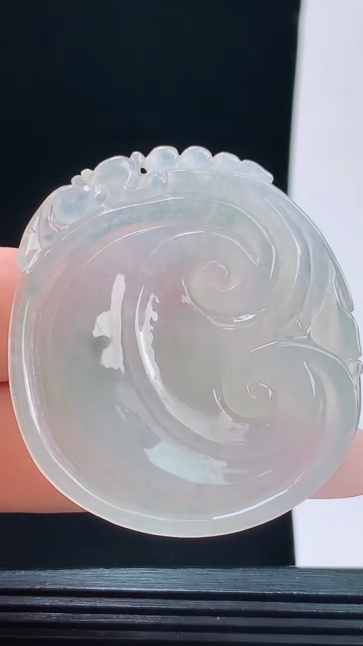 天然A货翡翠飘花如意吊坠，尺寸49-43.3-5.5重量:21.54g
10月9日