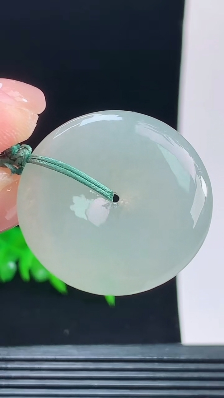 天然A货翡翠平安扣吊坠，尺寸30.1-6.1重量:11.08g
10月9日