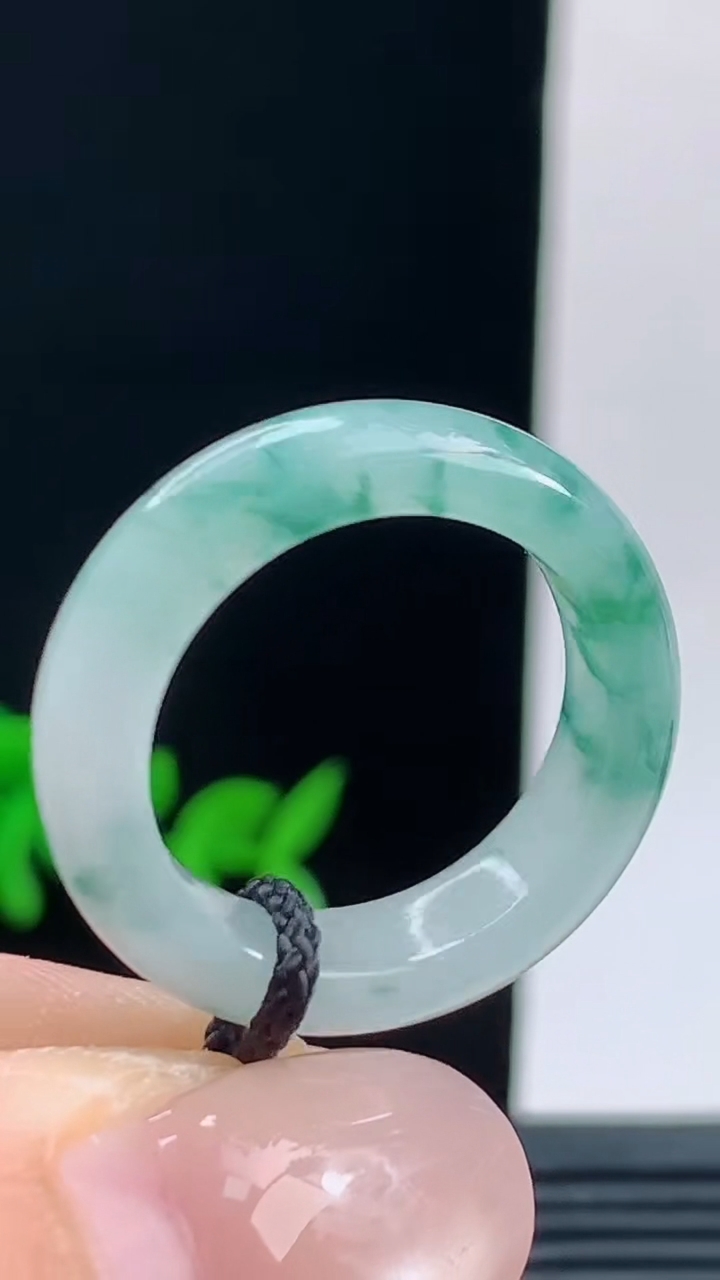 天然A货翡翠冰种飘花玉指环戒指，尺寸17.9-5.7-3.6重量:4.00g 10072026年10月9日
工厂直销收藏佳品,种好水足，色泽均匀，有种有色，上手高大气！