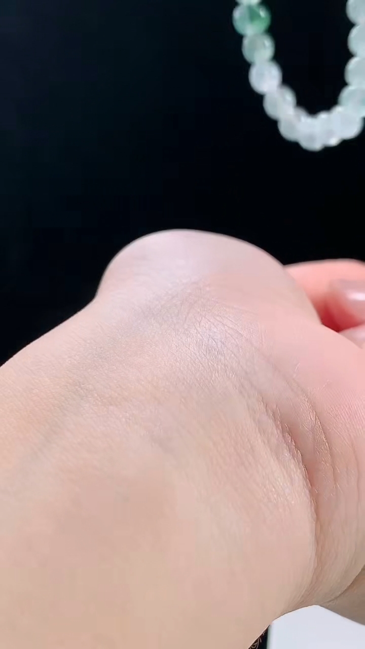 天然A货翡翠飘花圆珠手串，尺寸5.9-28重量:11.62g 100710月9日
工厂直销收藏佳品,种好水足，色泽均匀，有种有色，上手高大气！