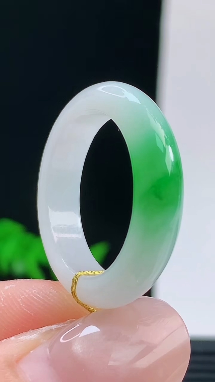 天然A货翡翠玉指环戒指，尺寸19.5-5.4-3.8重量:4.29g 10072026年10月9日
