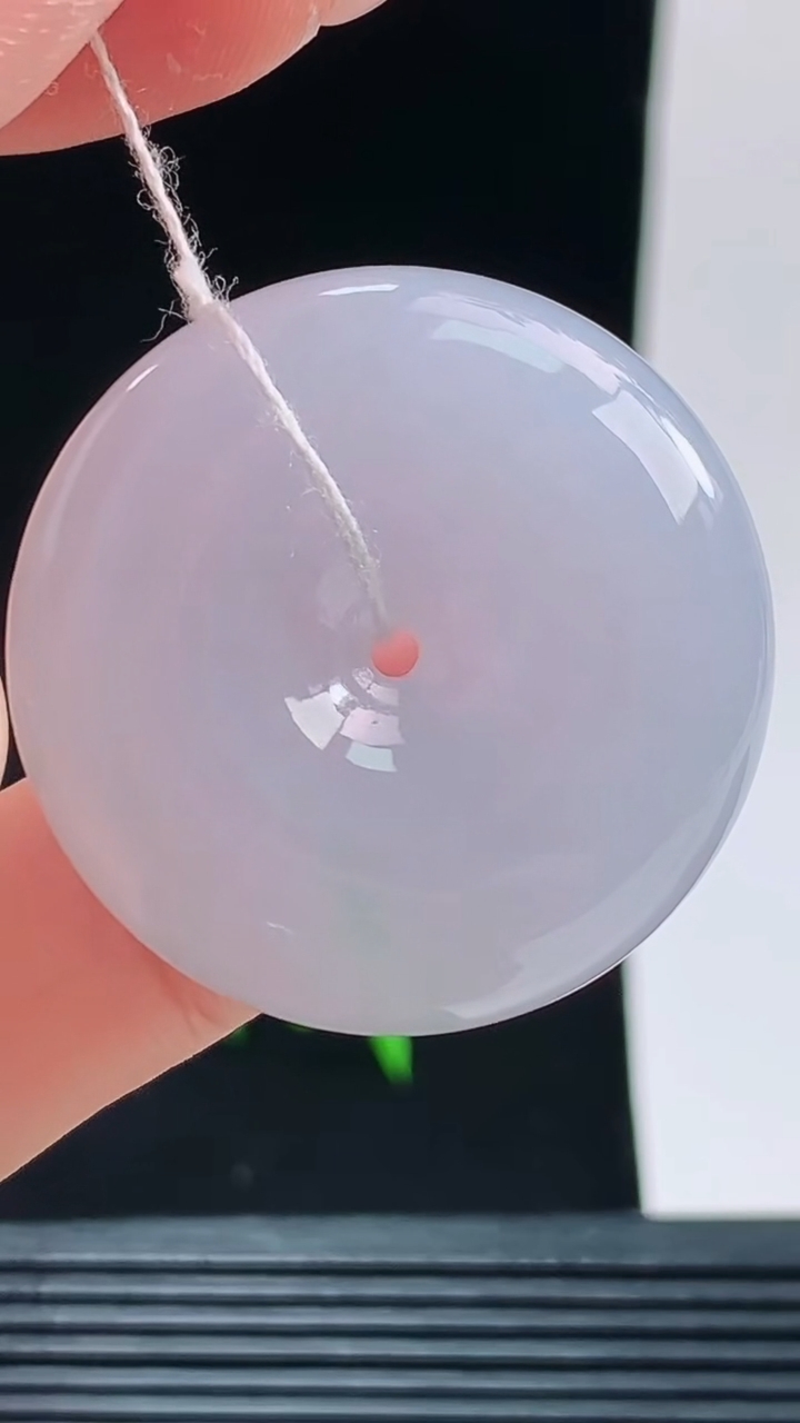 天然A货翡翠紫罗兰平安扣吊坠，尺寸32.7-9.7重量:22.15g
10月9日