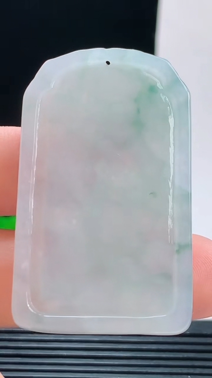 天然A货翡翠飘花生肖虎牌吊坠，尺寸50.2-31.7-5.4重量:20.70
10月9日