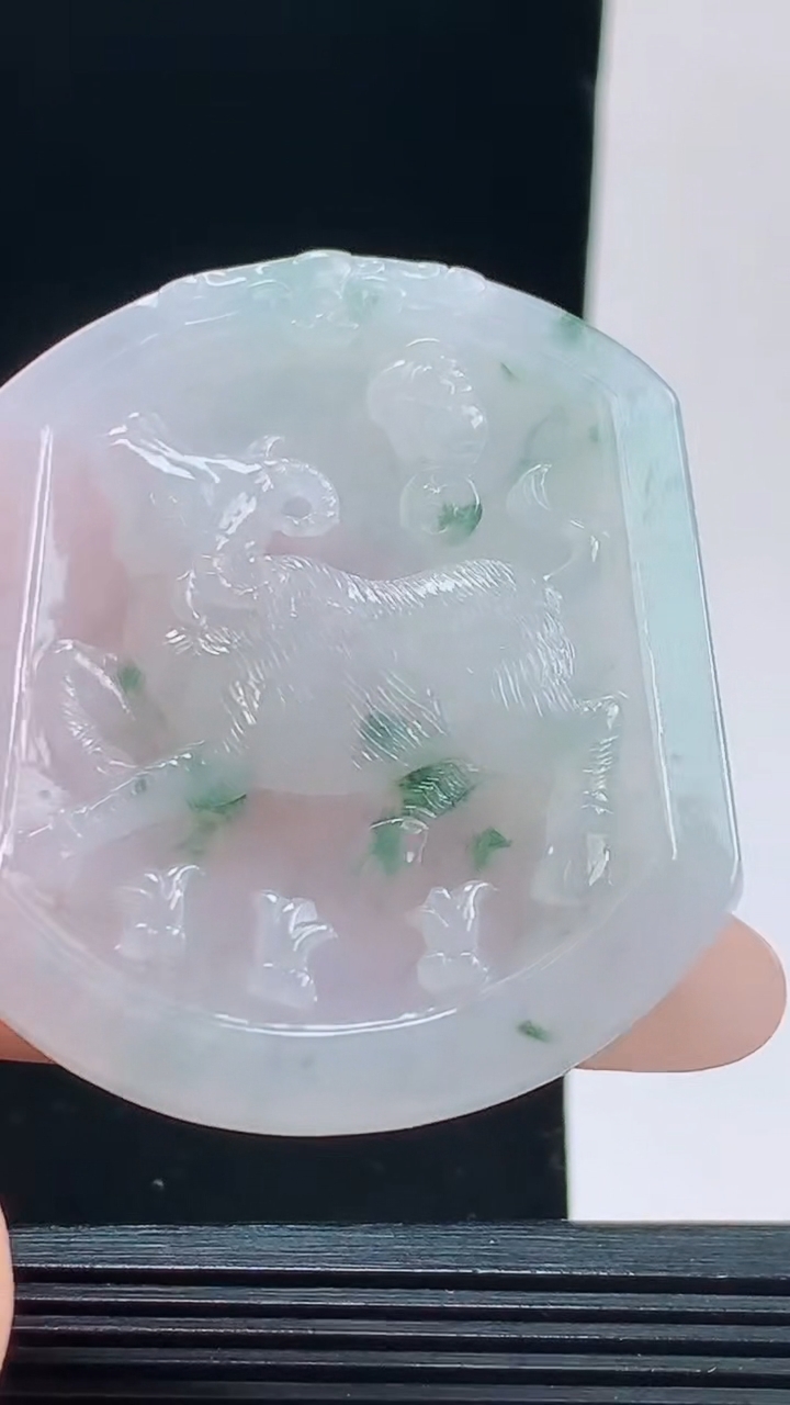 天然A货翡翠飘花生肖羊牌吊坠，尺寸51.5-43.9-5.2重量:22.40
10月9日