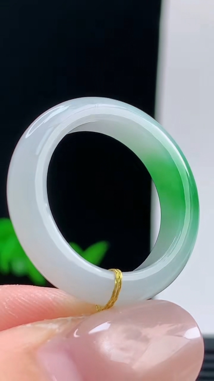 天然A货翡翠玉指环戒指，尺寸19.5-5.4-3.8重量:4.29g 10072026年10月9日
工厂直销收藏佳品,种好水足，色泽均匀，有种有色，上手高大气！