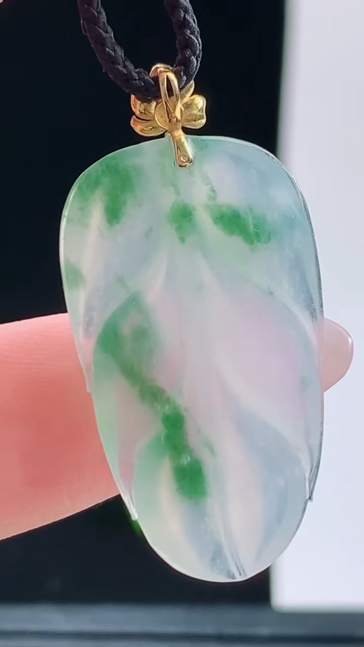 天然A货翡翠种飘花金枝玉叶 叶子吊坠，尺寸27.7-17-3.5重量:3.36g
10月9日