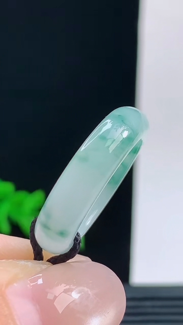 天然A货翡翠冰种飘花玉指环戒指，尺寸17.9-5.7-3.6重量:4.00g 10072026年10月9日
工厂直销收藏佳品,种好水足，色泽均匀，有种有色，上手高大气！