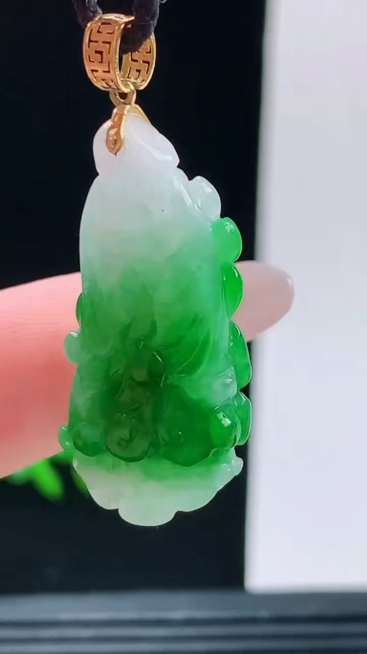 天然A货翡翠白菜吊坠，尺寸30.2-14.7-7重量:5.09g
10月9日