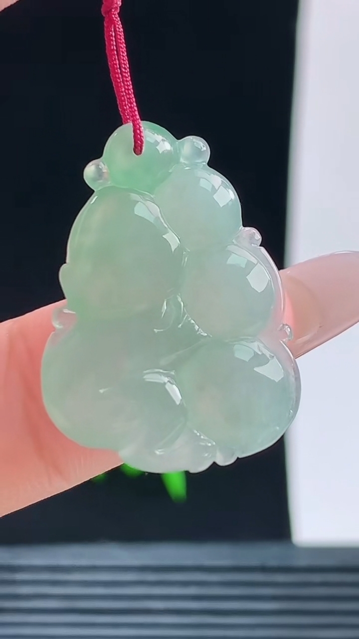 天然A货翡翠生肖猴吊坠，尺寸27-19.4-5.5重量:4.55g
10月9日